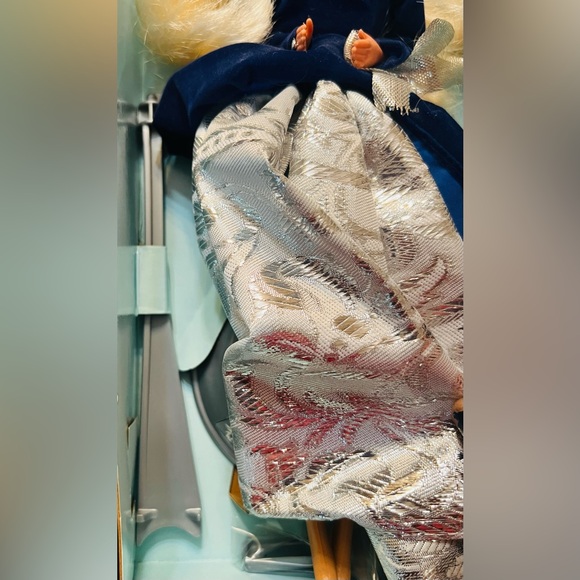 Vintage Mattel Barbie Winter Velvet Special Edition 1995 Avon Exclusive NIB - Picture 5 of 16